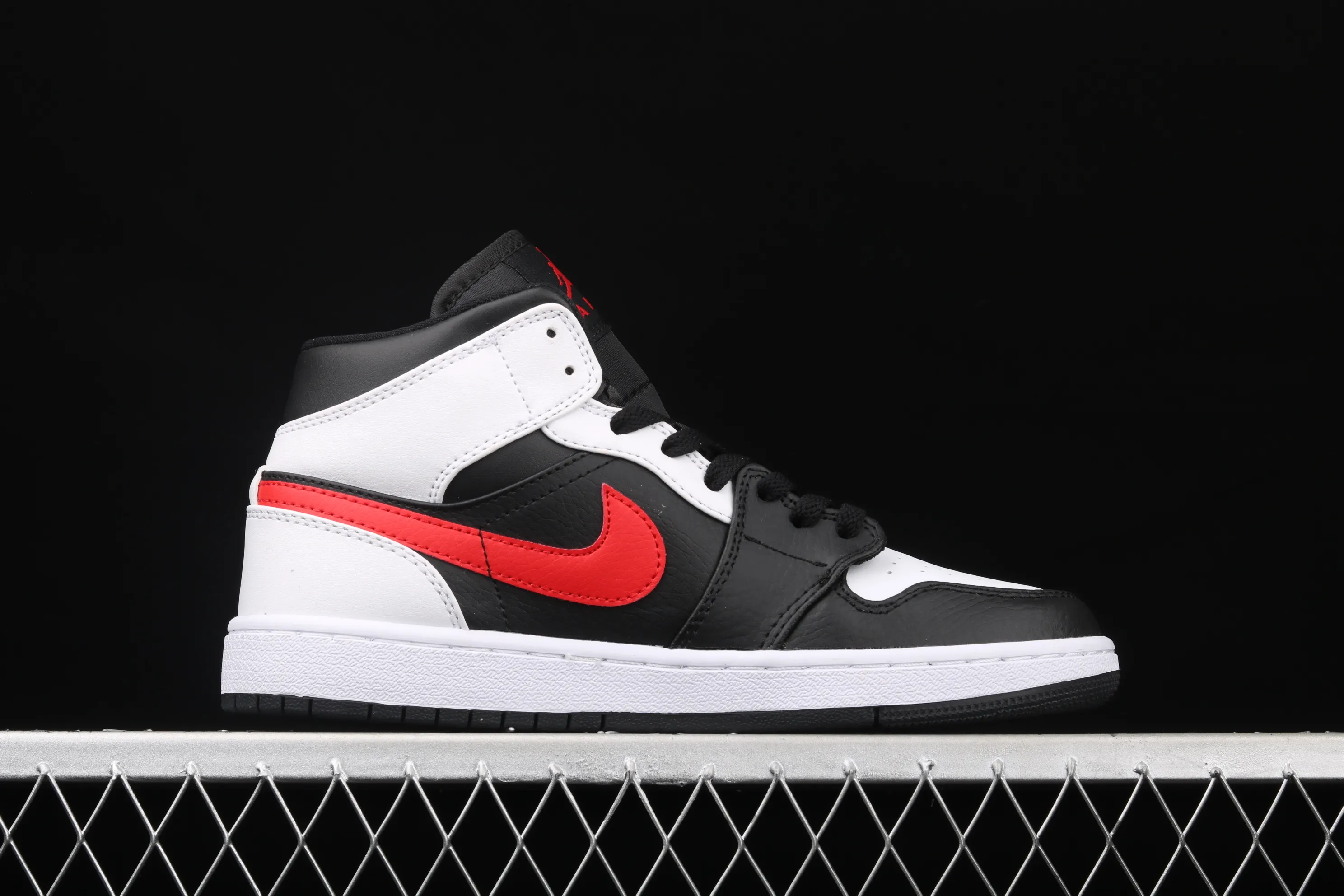 All categories Air Jordan Jordan series basketball shoes Air Jordan 1 Mid Air Jordan 1 Mid AJ1 Joe 1 black and white red hook Zhongbang basketball shoes 554724-075